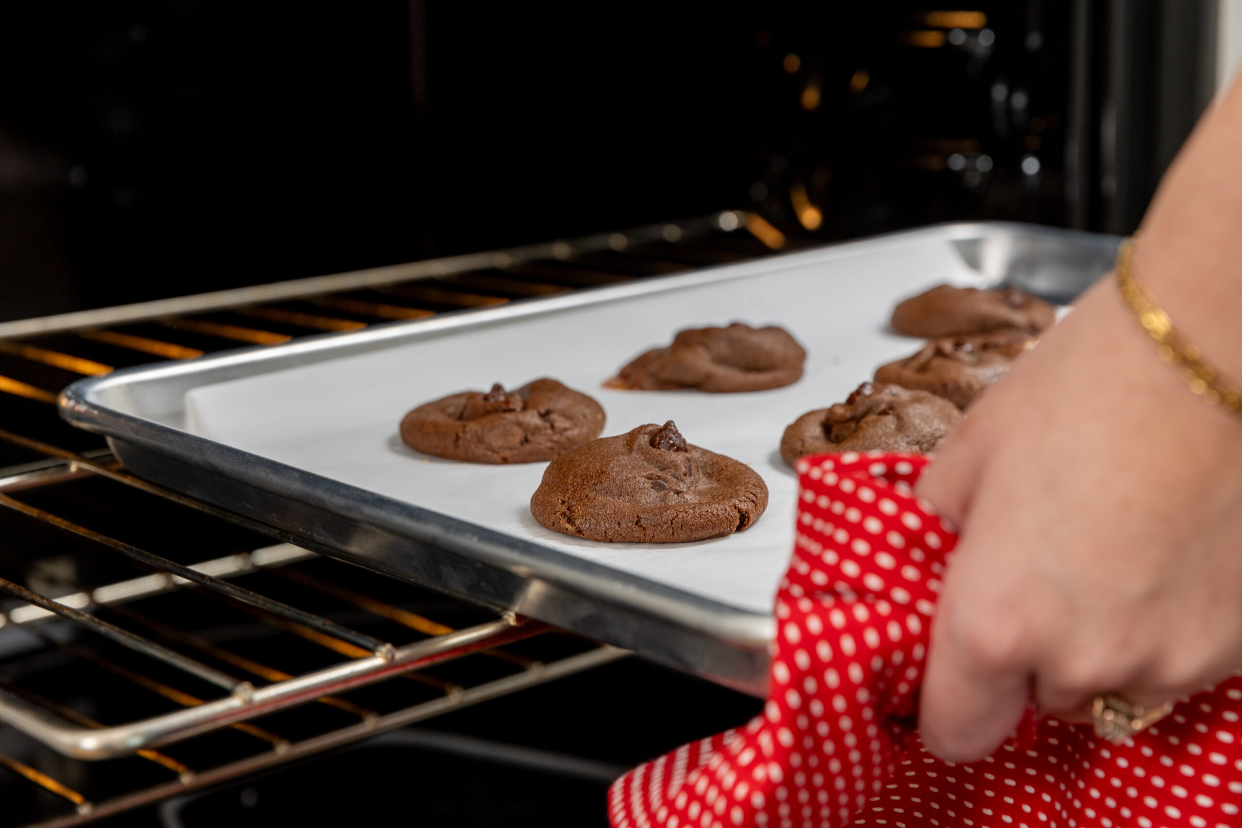 RedButtonVintageCreamery_FrozenCookieDough_DoubleChocolateCaramelSurprise_Nov24_AFS-7